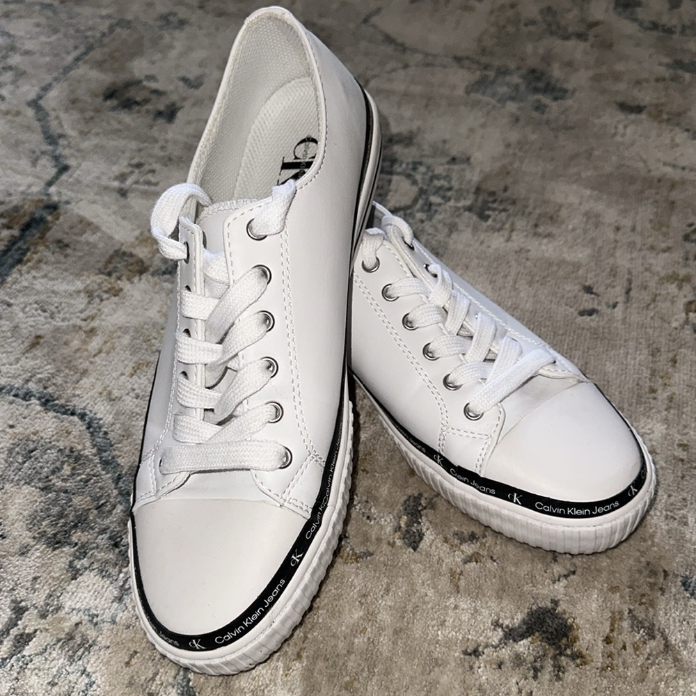 Calvin Klein white sneaks Sneakers sz 9M
